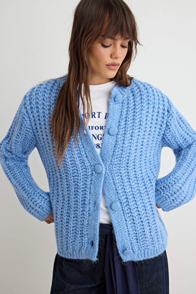 Trendyol Collection كارديجان تريكو ناعم ذو ملمس ناعم باللون الأزرق TWOAW27HI0...