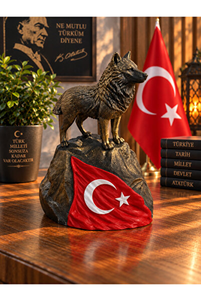 Türk Bayrağı Detaylı Dağ Üzerinde Kurt