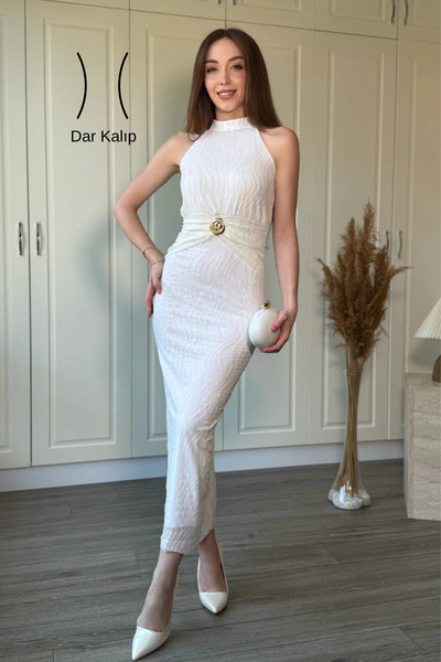 Dilay Gökoğlu Butik Beli Aksesuar Detaylı Halter Yaka Simli Midi Beyaz Elbise
