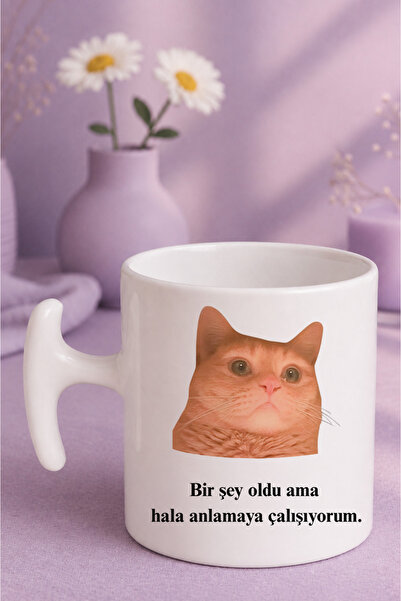 Witchy Co Bir Şey Oldu Ama Hala Anlamaya Çalışıyorum Yazılı Kedili Komik Kupa...