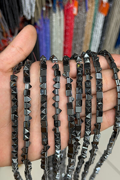 Uçar Doğaltaş Hematit Doğal Taş Parlak Füme Piramit Kesim 6x6mm Dizi [AA]