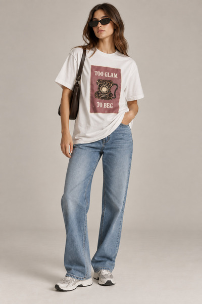Kadın Oversize Beyaz Baskılı Tişört - Too Glam To Beg Grafik Print, Yuvarlak Yaka