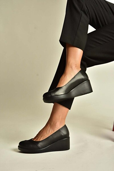 Fox Shoes Z555190303 حذاء نسائي أسود من الجلد الطبيعي بنعل مبطن