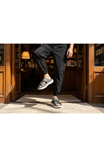 Huanhuan Shoe شباشب عصرية للجنسين بحزام متقاطع وحزام عريض، مع مشبك معدني مربع...
