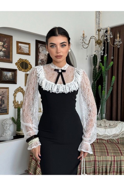 Dilek Vardar Μαύρο μακρύ φόρεμα με λευκή δαντέλα και λεπτομερή βολάν στο λαιμό