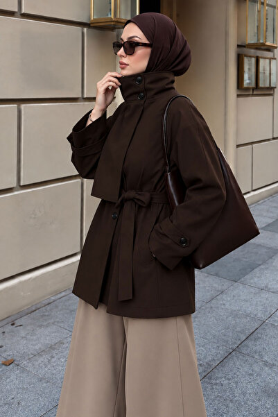 Tesettür Dünyası Trench coat cu guler înalt și nasturi la spate TSD260289 Mar...