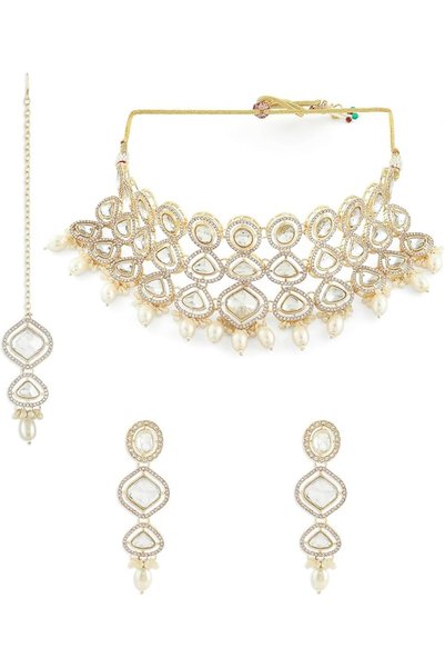 ZAVERI PEARLS طقم قلادة وأقراط ومانجتيكا للعروس مرصع بالأحجار والخرز الذهبي ا...
