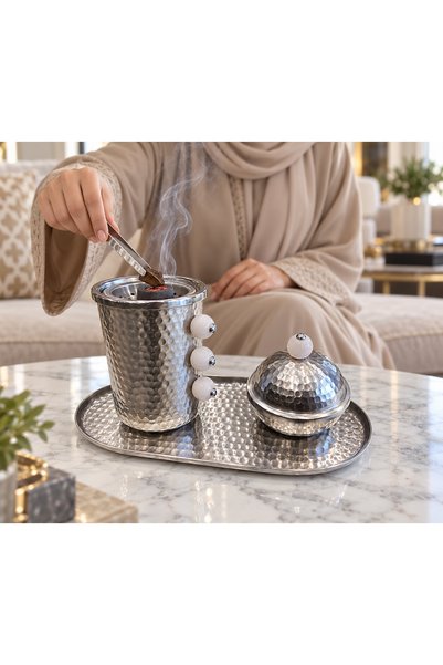 VENDIX طقم مبخرة بخور مع صينية بيضاوية، ووعاء تخزين بغطاء وملقط، وحامل بخور العود بتصميم فضي مطروق مع لمسات زخرفية بيضاء
