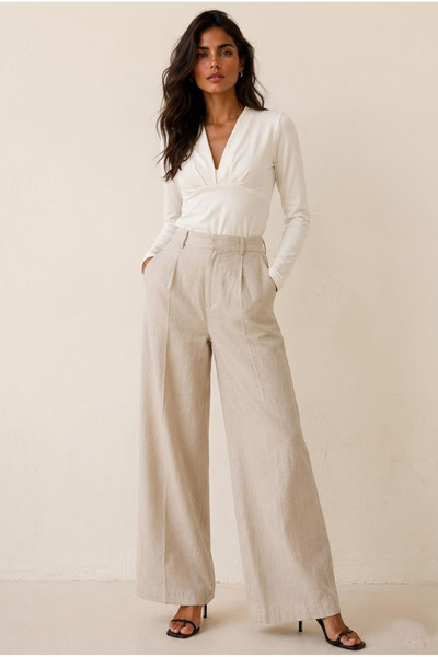 Conquista Off-White Τοπ από ζέρσεϊ με λεπτομέρεια V-λαιμόκοψης – Μείγμα βισκό...