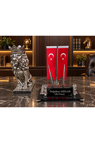Kişiye Özel Çift Kalemli Kristal Masa İsimliği Türk Bayraklı Taçlı Aslan Figürlü 3 Parça