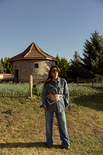 Özge Özgenç Cămașă din denim cu accesorii argintii la guler