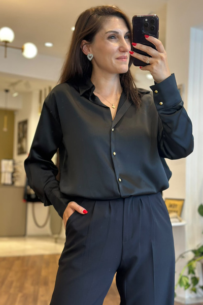 Unique Boutique قميص ساتان بأزرار ذهبية سوداء