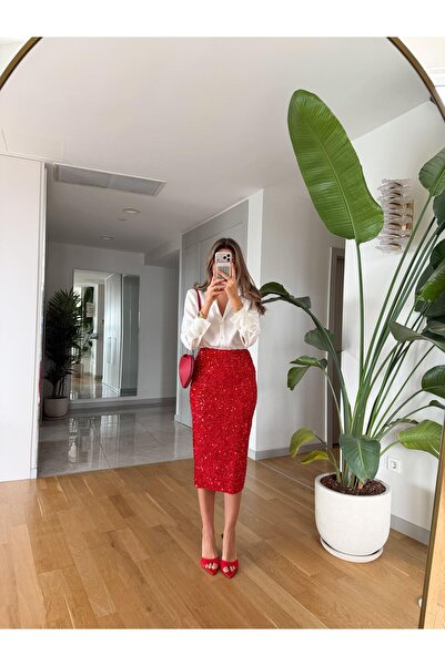 MERVE AKSOY تنورة ميدي مزينة بالترتر مع تفاصيل مشقوقة - أحمر