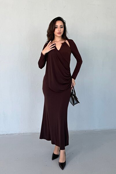 Serica Moda Καφέ φόρεμα με λεπτομέρεια από αγκράφα και μακριά μανίκια