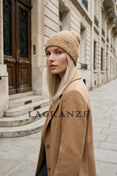 LAGRANZE قبعة نسائية محبوكة على شكل قرص العسل مع إكسسوارات معدنية لامعة