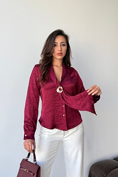 Serica Moda Bluză cu guler șal roșu burgundă și broșă aurie