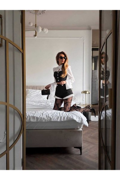 Estilo Fashion طقم نسائي مكون من قطعتين باللونين الأسود والأبيض، يتكون من كورسيه بأكمام إسبانية مكشكشة وشورت بأزرار حجرية