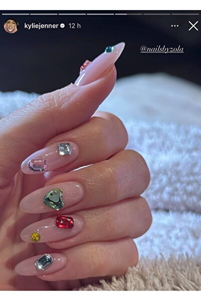 KİLİGİSTANBUL SAÇ, YÜZ, VÜCUT, NESNE STİCKER KYLİE GEM