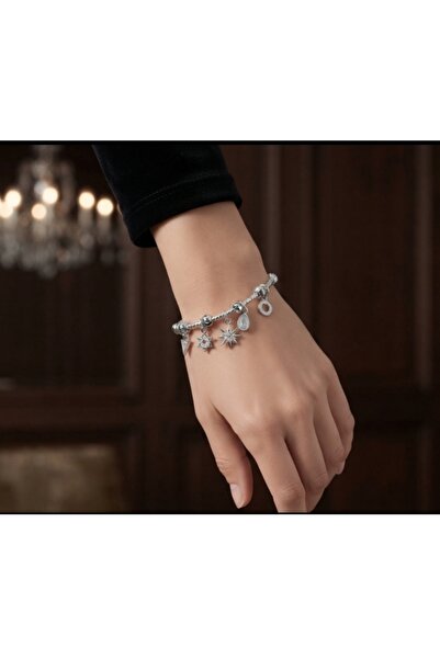 Celestia Ayarlanabilir Yıldız Detaylı Charm Kelepçe Bileklik