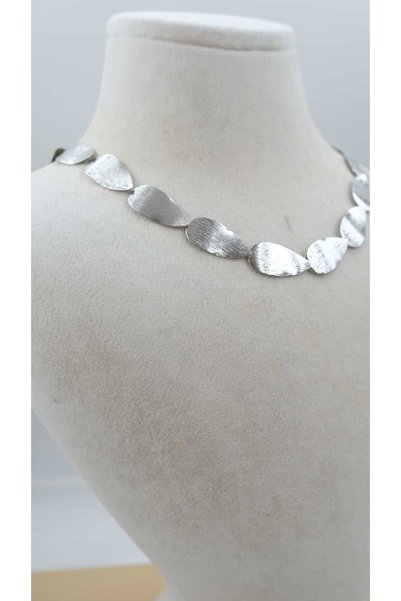 Jerie Leaf Model Sequin Necklace