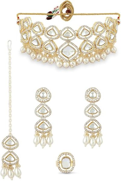 ZAVERI PEARLS طقم مجوهرات الزفاف الذهبي اللامع مع أحجار متألقة وخرز، يتضمن قل...