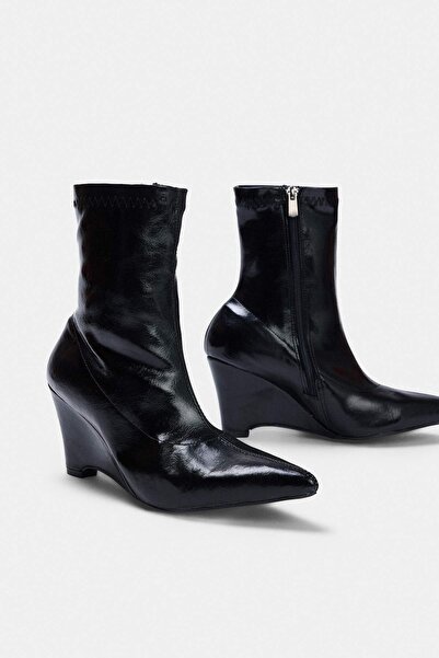 TRENDYOL SHOES Μαύρες γυναικείες μπότες με τακούνι σφήνα 7,5 εκ. TAKAW27BO00024