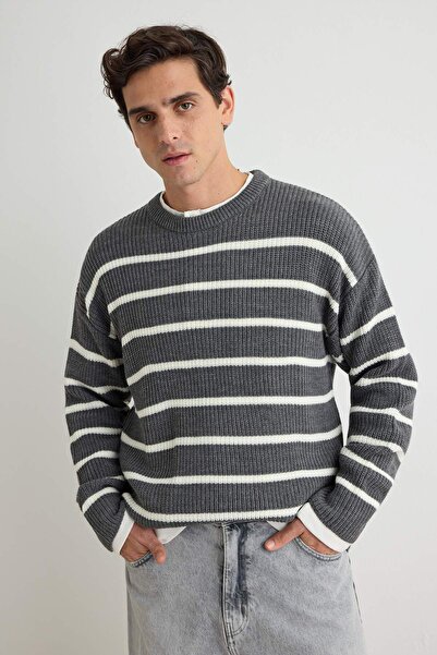 TRENDYOL MAN Antrasit Oversize Bisiklet Yaka Çizgili Kazak TMNAW23KZ00285