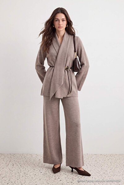 Trendyol Modest طقم ملابس داخلية نسائية من الصوف الناعم بتفاصيل حزام وشال من ...