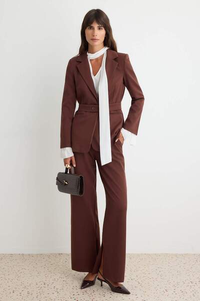 Trendyol Collection سترة بنية داكنة مع حزام وبنطلون منسوج - طقم علوي TWOAW27A...