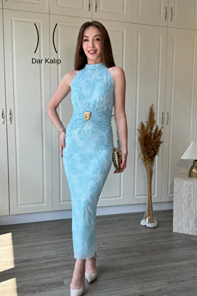 Dilay Gökoğlu Butik Beli Aksesuar Detaylı Halter Yaka Simli Midi Turkuaz Elbise
