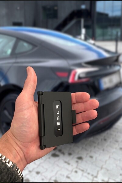 HOBİFABRİK ATÖLYE Tesla Model 3 / Y Uyumlu Alüminyum Anahtar Kartlık – Kırmız...