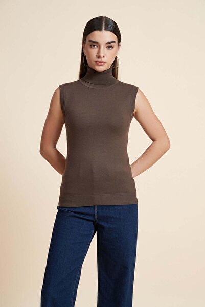 Yola Sleeveless Blouse with High Neck