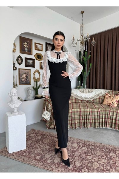 Dilek Vardar Siyah Yakası Beyaz Dantel Detaylı Fırfırlı Uzun Elbise