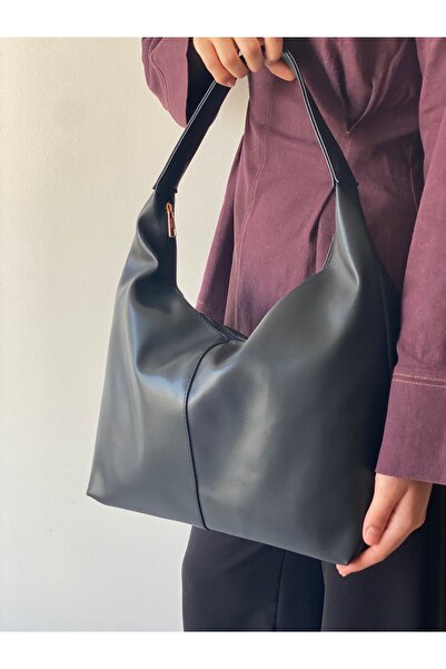 Bagzone حقيبة كتف جلدية سوداء كبيرة الحجم من NEW SEASON