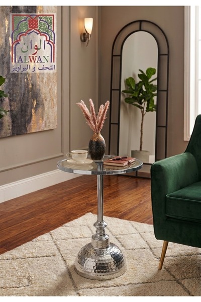 Generic Brand طاولة جانبية زجاجية بقاعدة فضية لامعة وتصميم فاخر – ارتفاع 57 سم