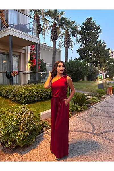 By Ezgi Kılıç بذلة بكتف واحد باللون الأحمر الداكن