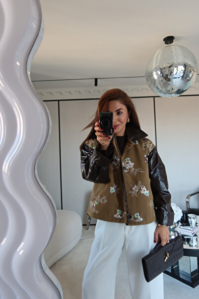 Özge Özgenç Kolları Ve Yakası Deri Üzeri Pullu Ceket