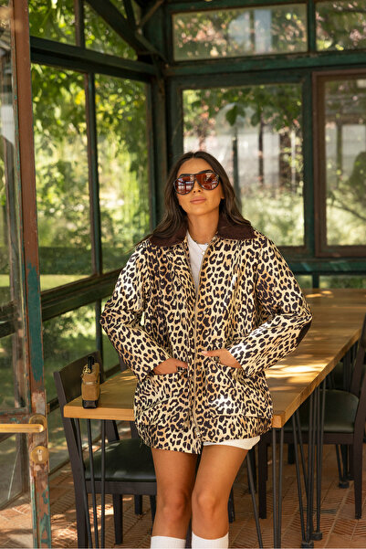 Özge Özgenç Yakası Kadife Leopar Desen Trenç