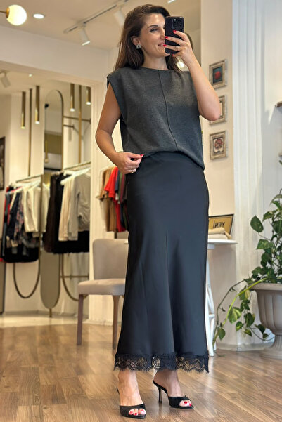 Unique Boutique تنورة ساتان متوسطة الطول بتفاصيل من الدانتيل الأسود
