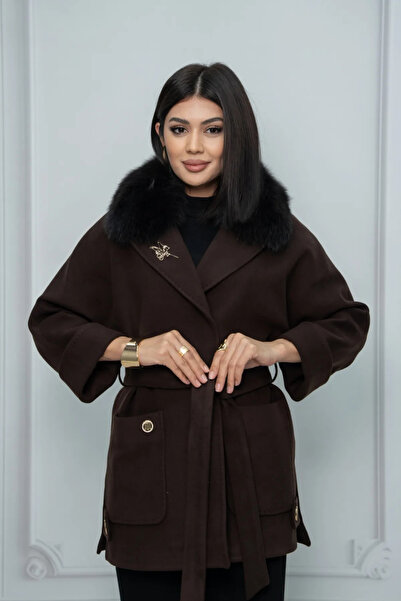 Eccim Fashion Yırtmaç Detaylı Broşlu Kürk Yaka Kısa Kadın Palto Kaban