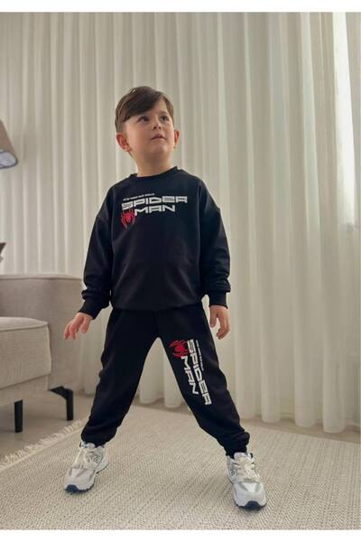 Dimoi Kids طقم سويت شيرت وبنطلون رياضي أسود مطبوع للأولاد مكون من قطعتين