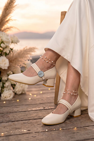 Moira Shoes حذاء ماري جين نسائي من الجلد السويدي الكريمي مع إبزيم حجري وكعب م...