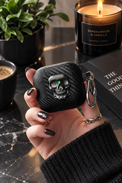 daystar Sadece Apple AirPods 4. Nesil ve 5. Nesil ile Uyumlu Karbon Fiber Polymer Kuru Kafa Tasarımlı Premium Kulaklık Kılıfı