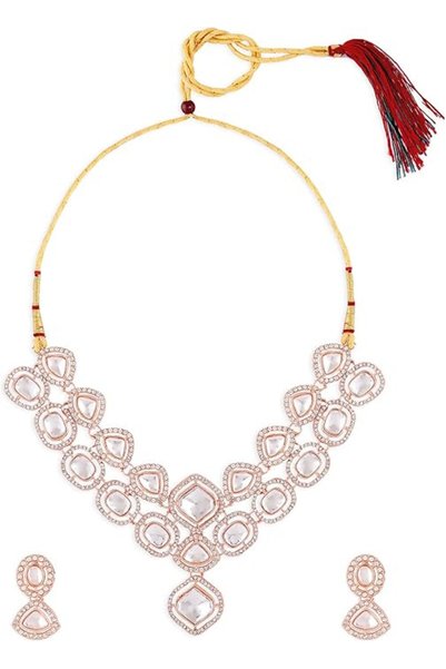 ZAVERI PEARLS طقم قلادة وأقراط مرصع بالألماس النمساوي اللامع بلون الذهب الورد...
