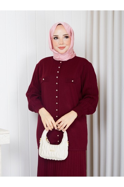 BisuModa طقم تريكو بأكمام بالون طويلة وأزرار مرصعة بالحجارة مع تنورة