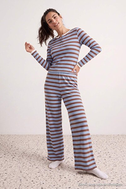 Trendyol Collection طقم بيجامة محبوكة بطبقة مزدوجة مخططة باللون الأزرق THMAW2...