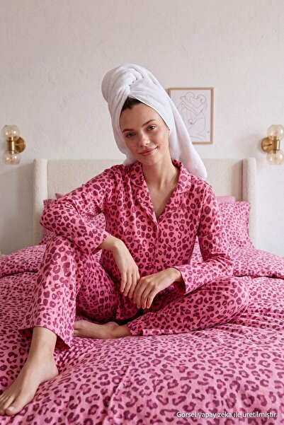 Trendyol Collection طقم بيجامة محبوك بياقة قميص من القطن بنسبة 100% بنقشة الف...