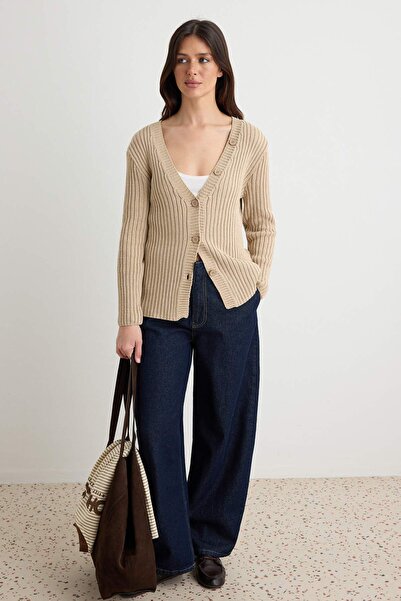 Trendyol Collection كارديجان تريكو بتفاصيل أزرار من فرو المنك أكثر استدامة TW...