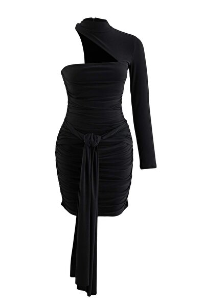 Trendyol Collection فستان أسود بياقة وأكمام غير متماثلة وتفاصيل محبوكة/فستان ...