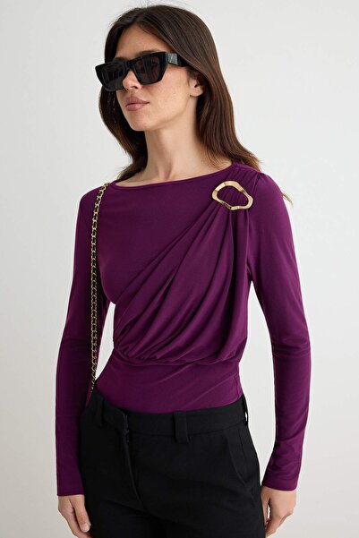 Trendyol Collection بودي محبوك مرن بأكمام طويلة وتفاصيل إكسسوارات من قماش الد...